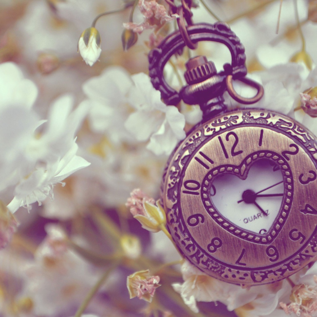 Часы с вырезом в циферблате в форме сердца