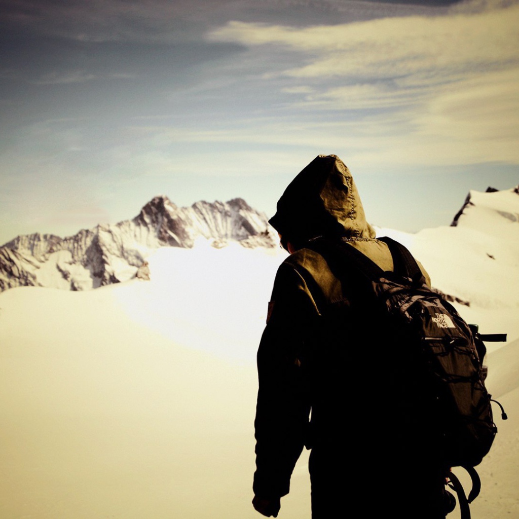 Одинокий альпинист в горах