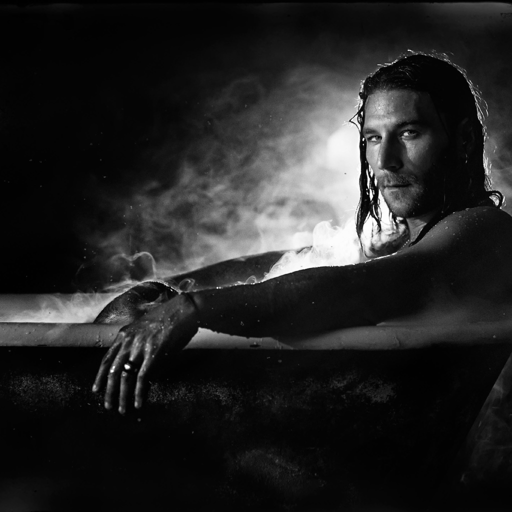 Мужчина принимает горячую ванну