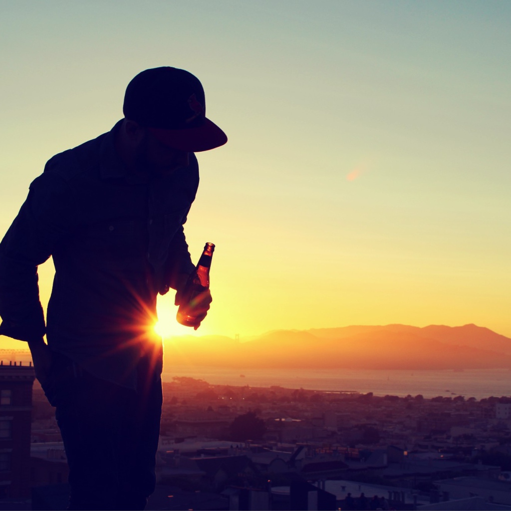 Мужчина с пивом на крыше