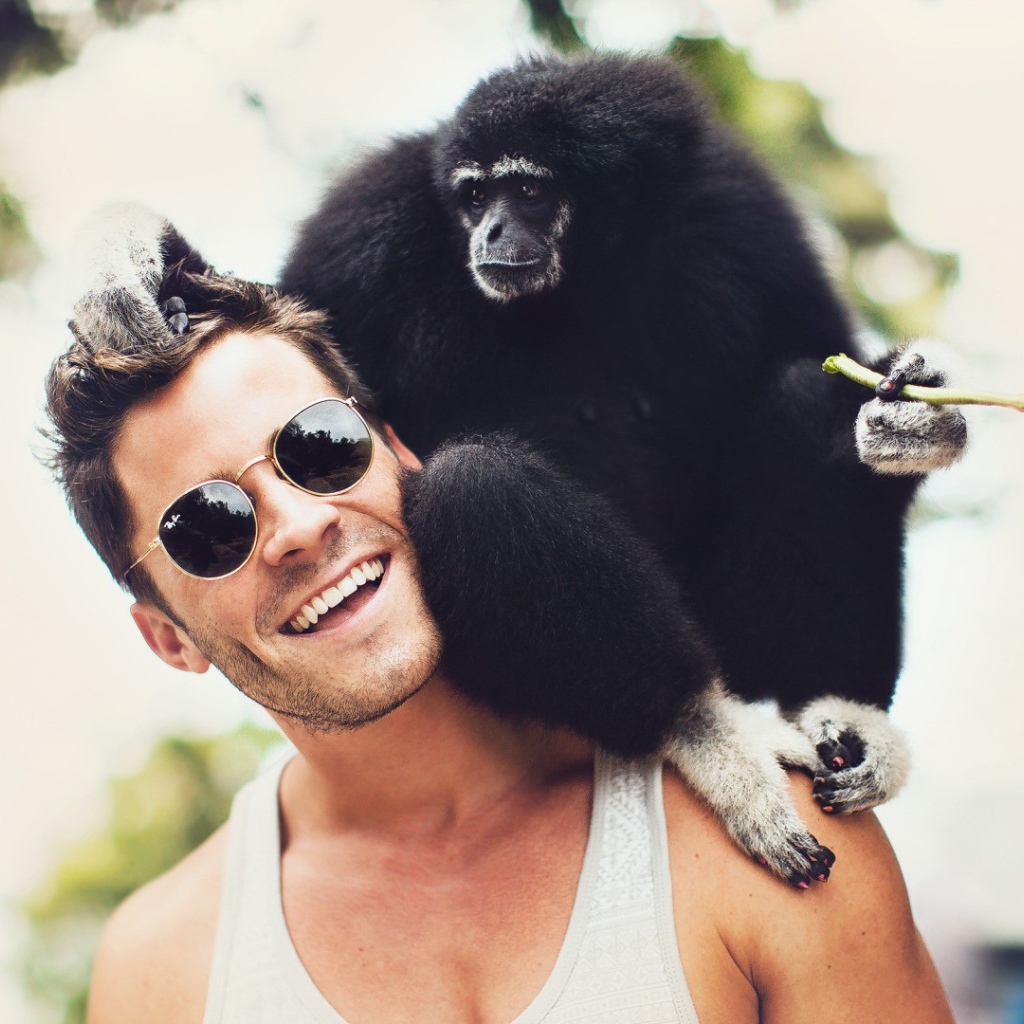 Обезьяна на плече у мужчины