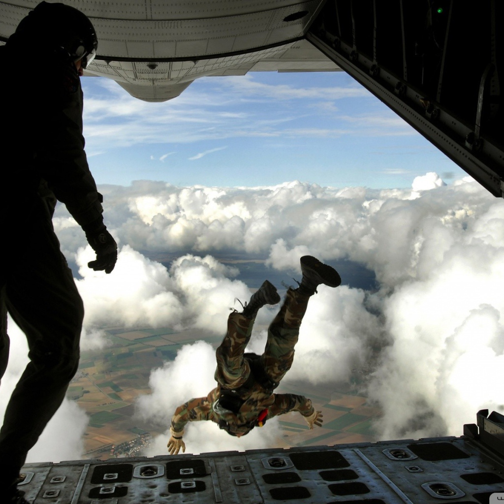 Десантники прыгают с самолета