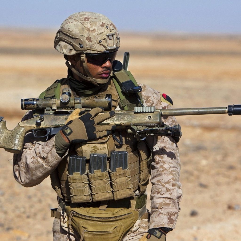 Солдат снайпер в пустыне