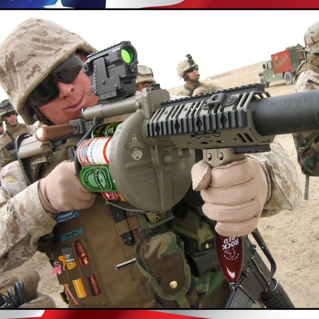 Солдат стреляет пивными бутылками