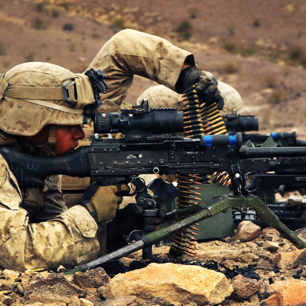 Солдат стреляет из пулемета