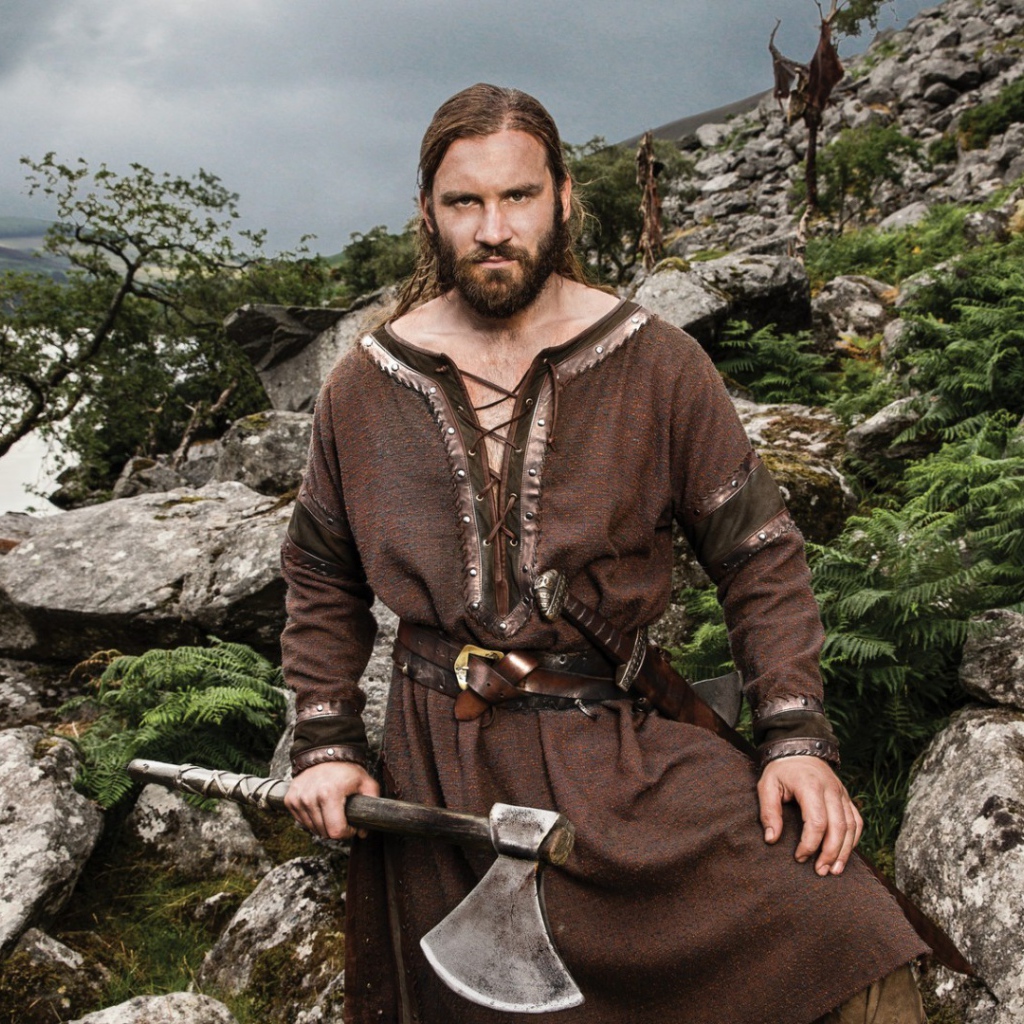 Викинг мужчина с топором в руке