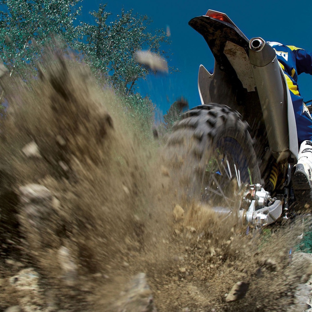 Выброс гравия из под колеса мотобайка