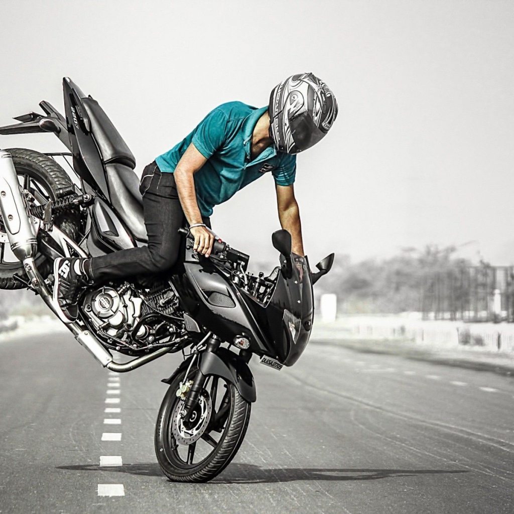 Мотоциклист поставил свой байк на переднее колесо