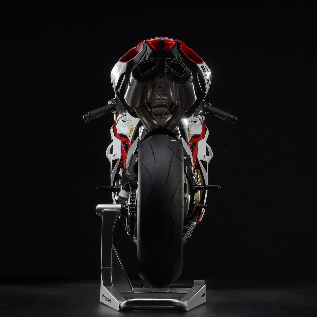 Вид сзади на мотоцикл MV Agusta F4 RC