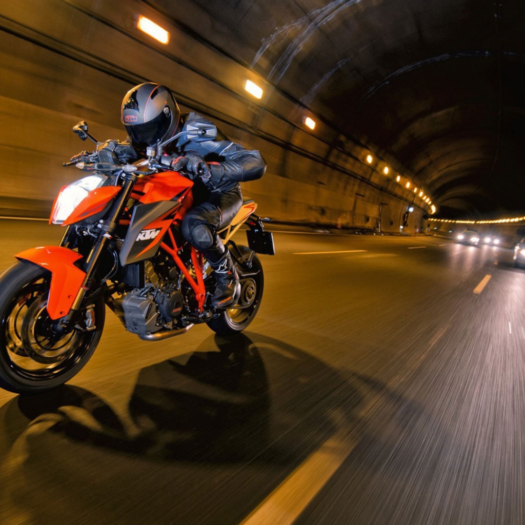 Мотоциклист на супербайке в тоннеле