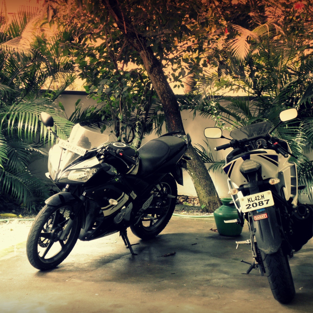 Два мотоцикла во дворе