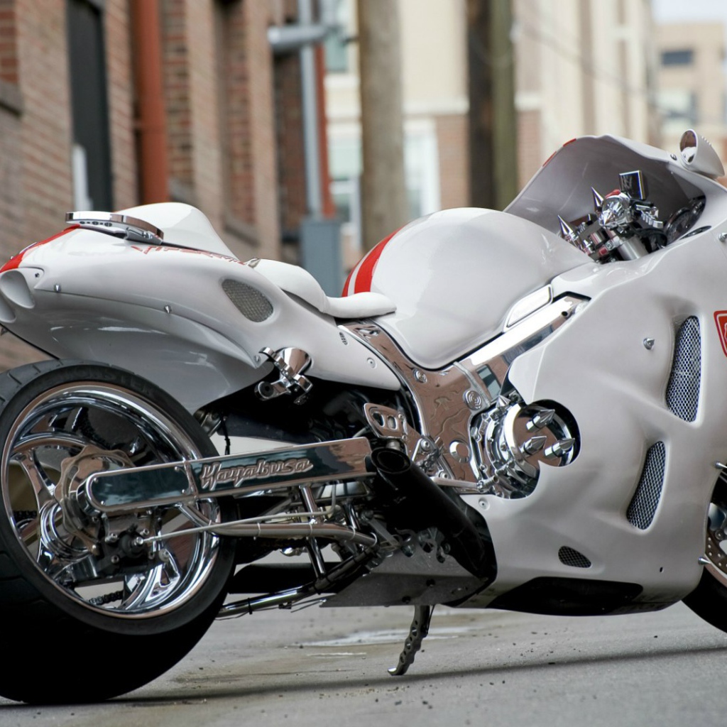 Белый мотоцикл Suzuki GSX1300R Hayabusa