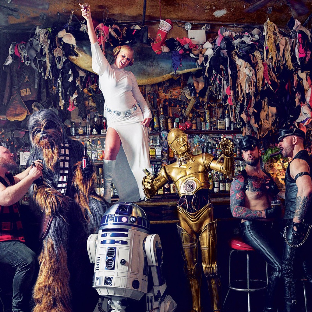 Герои культовых фильмов сидят в баре