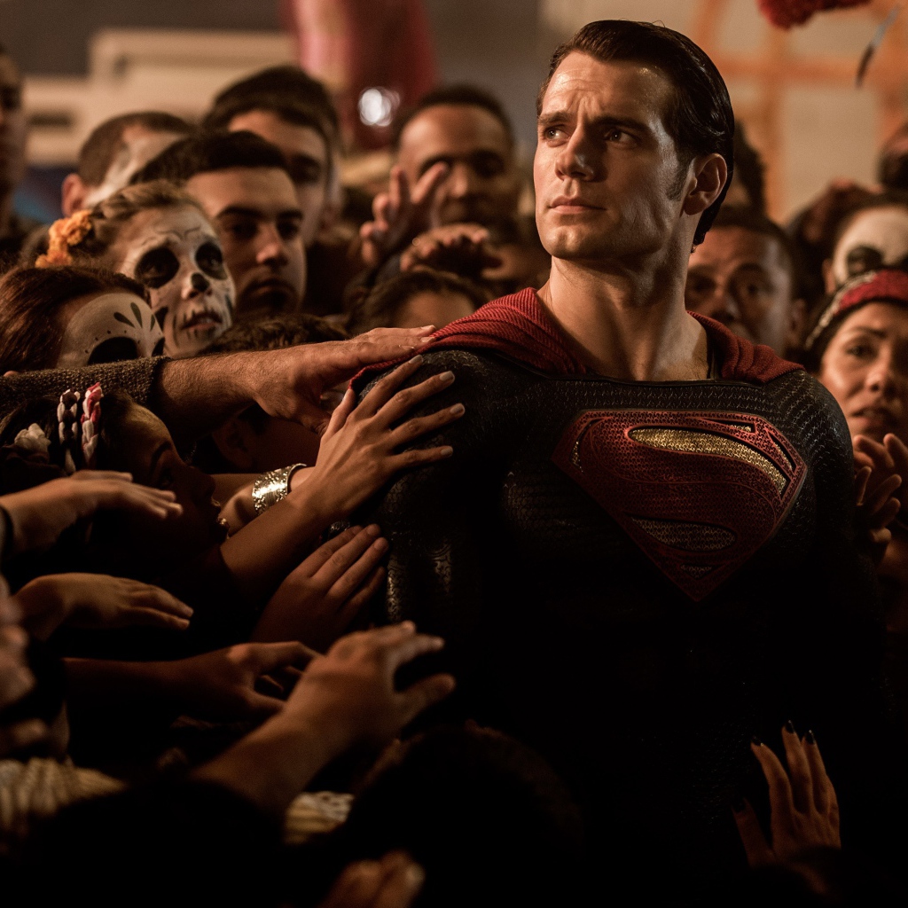 Люди прикасаются к Супермену