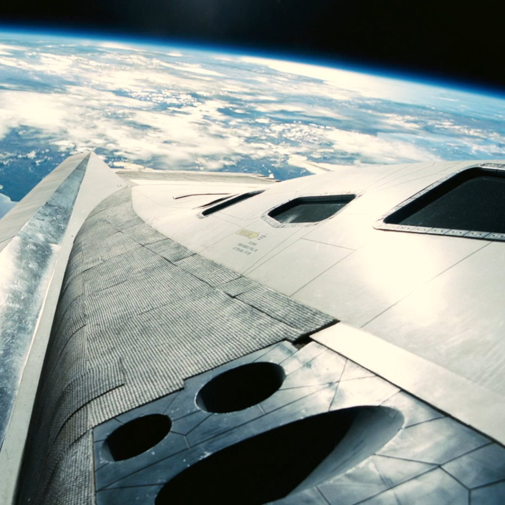 Корабль из фильма Интерстеллар над планетой