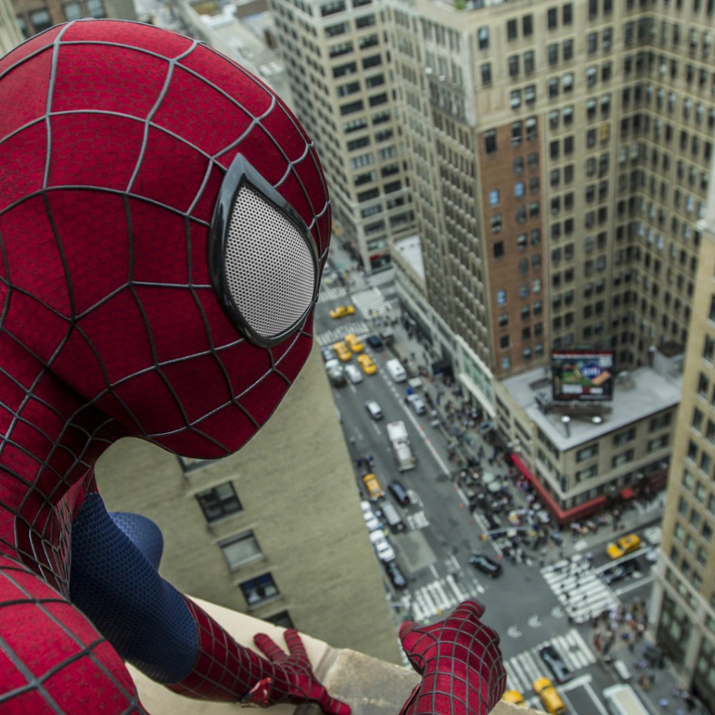Человек паук смотрит на город