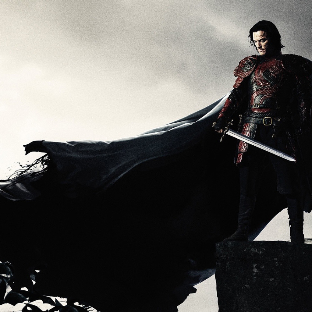 Персонаж фильма Дракула в черной накидке