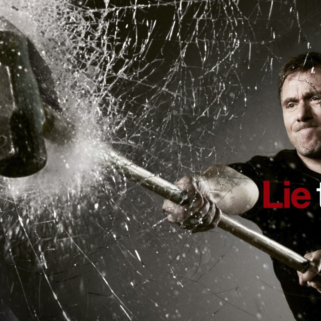 Герой сериала Теория лжи разбивает стекло