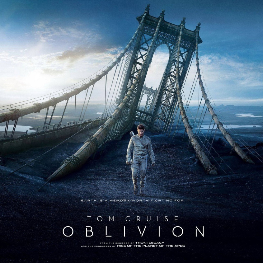 Том Круз на фоне руин моста из фильма Обливион