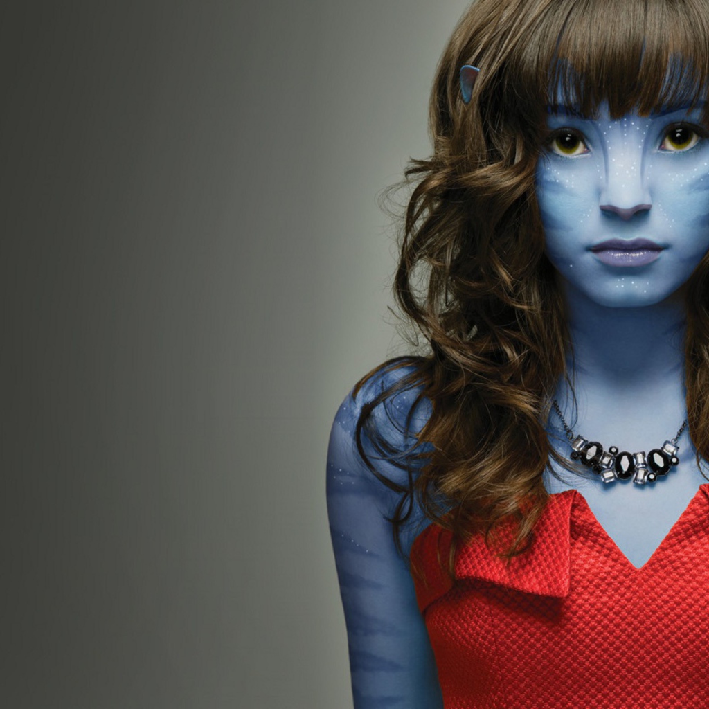 Девушка в гриме для Аватара