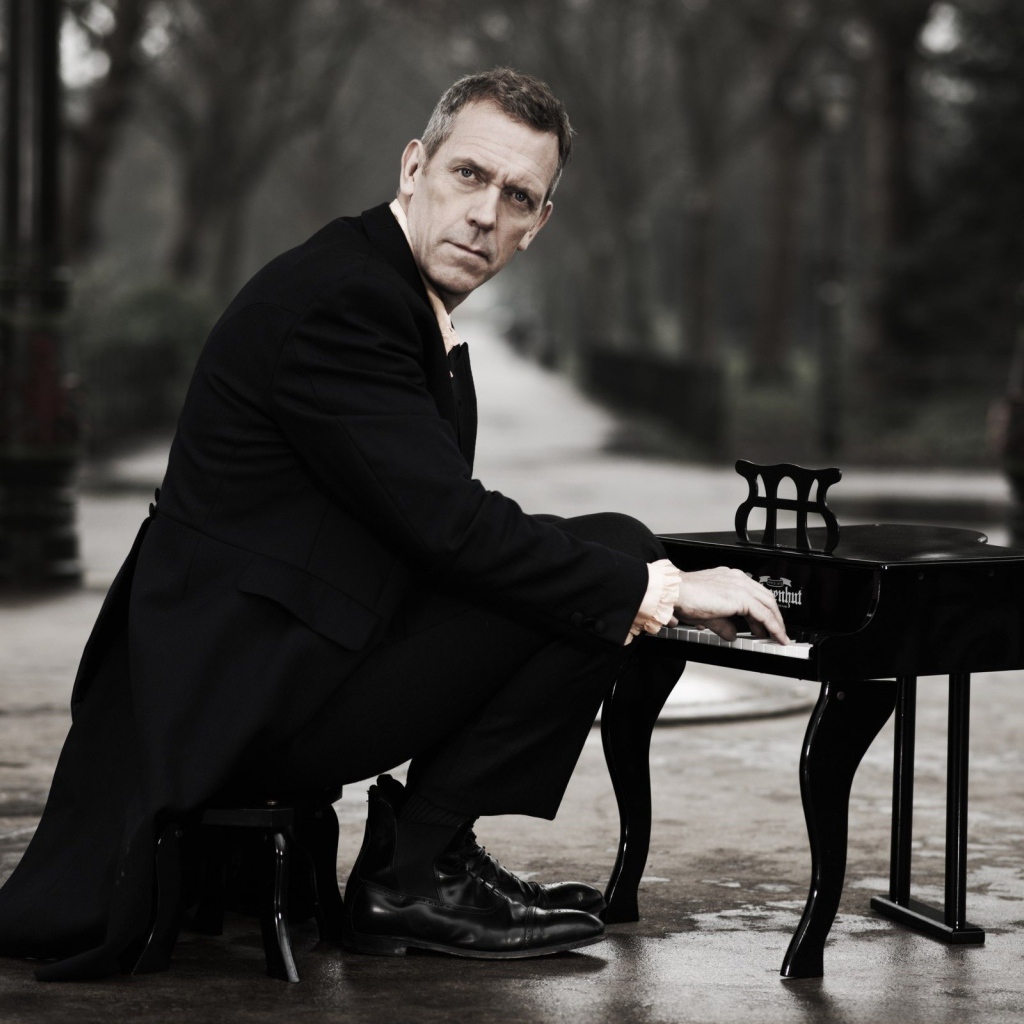 Мужчина играет на крошечном рояле