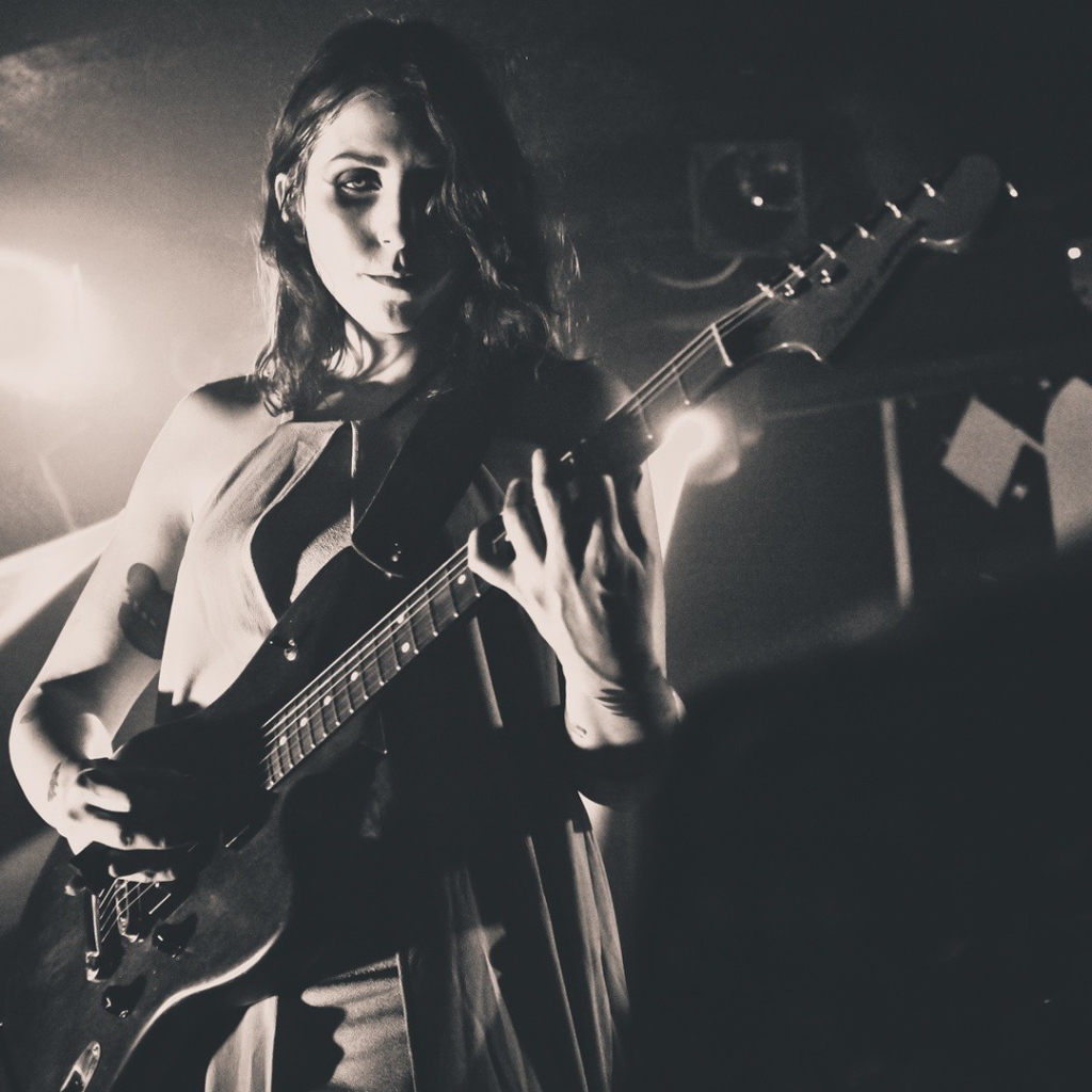 Музыкант Челси Вулф с гитарой