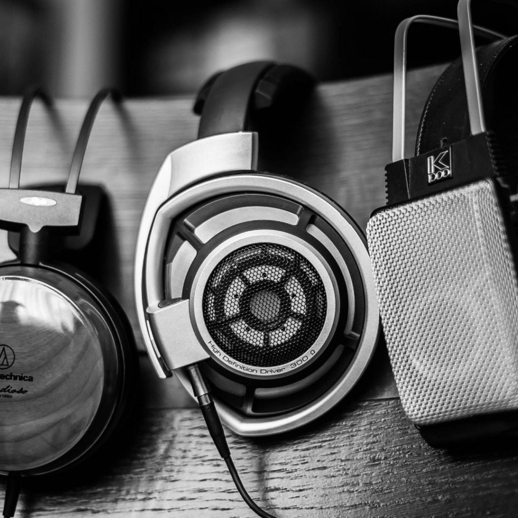 Разные наушники висят на спинке стула