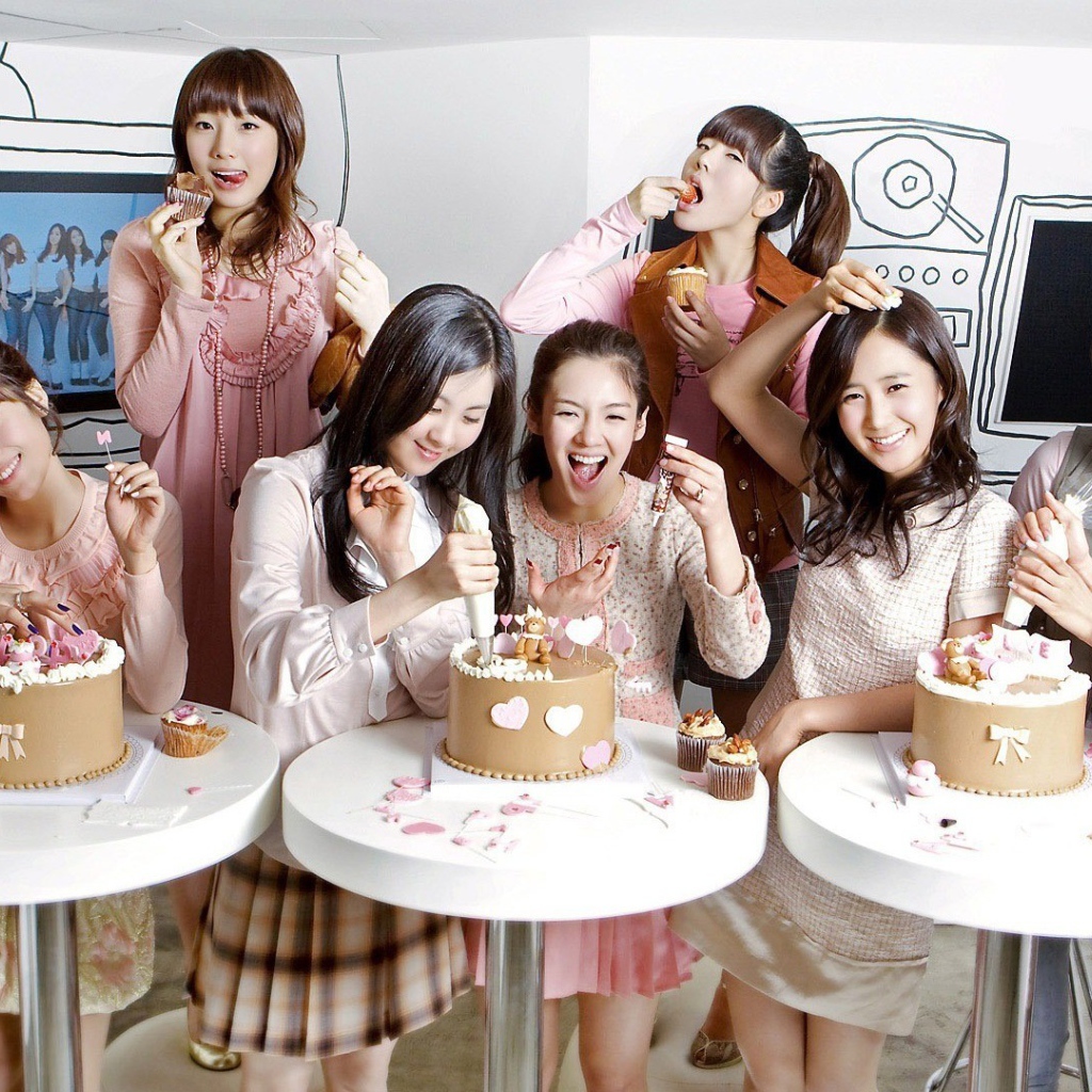 Девушки из группы Girls’ Generation кушают торты