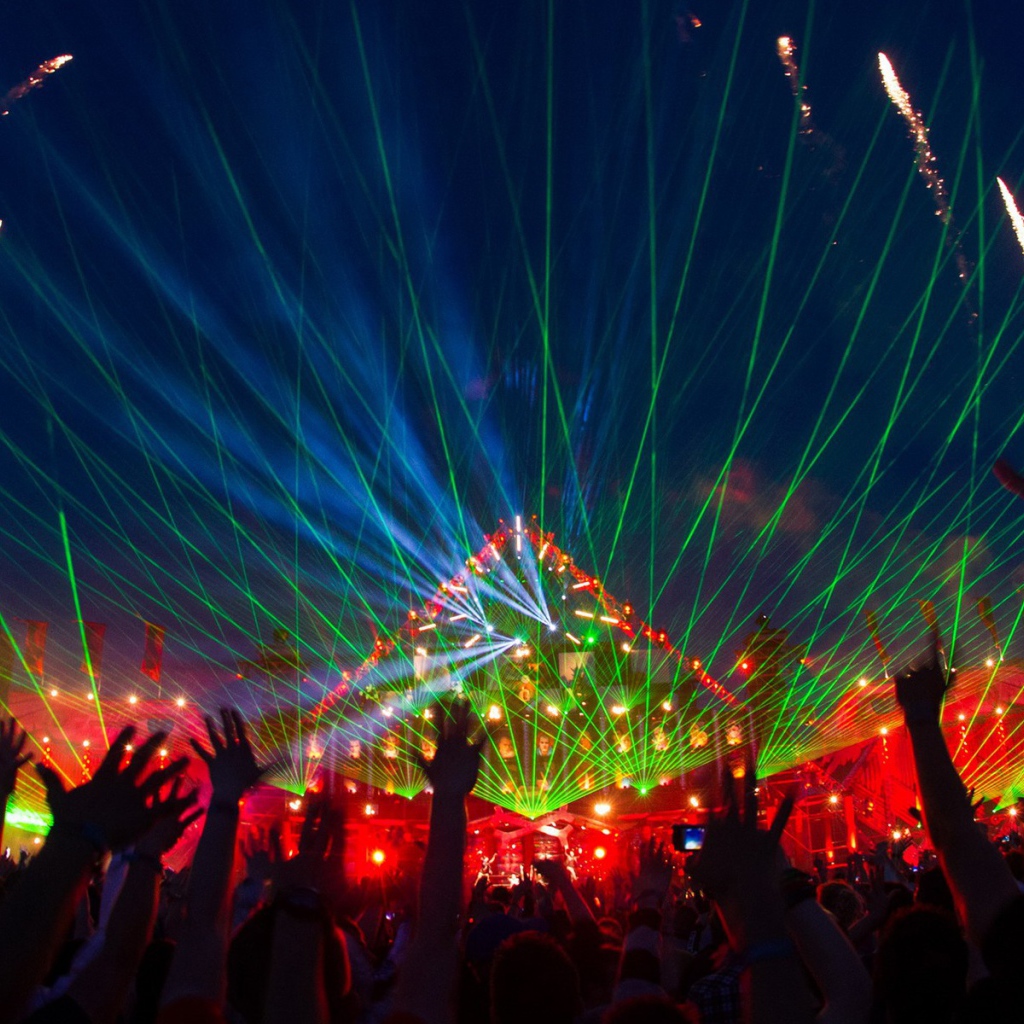 Зеленые лазеры на музыкальном фестивале