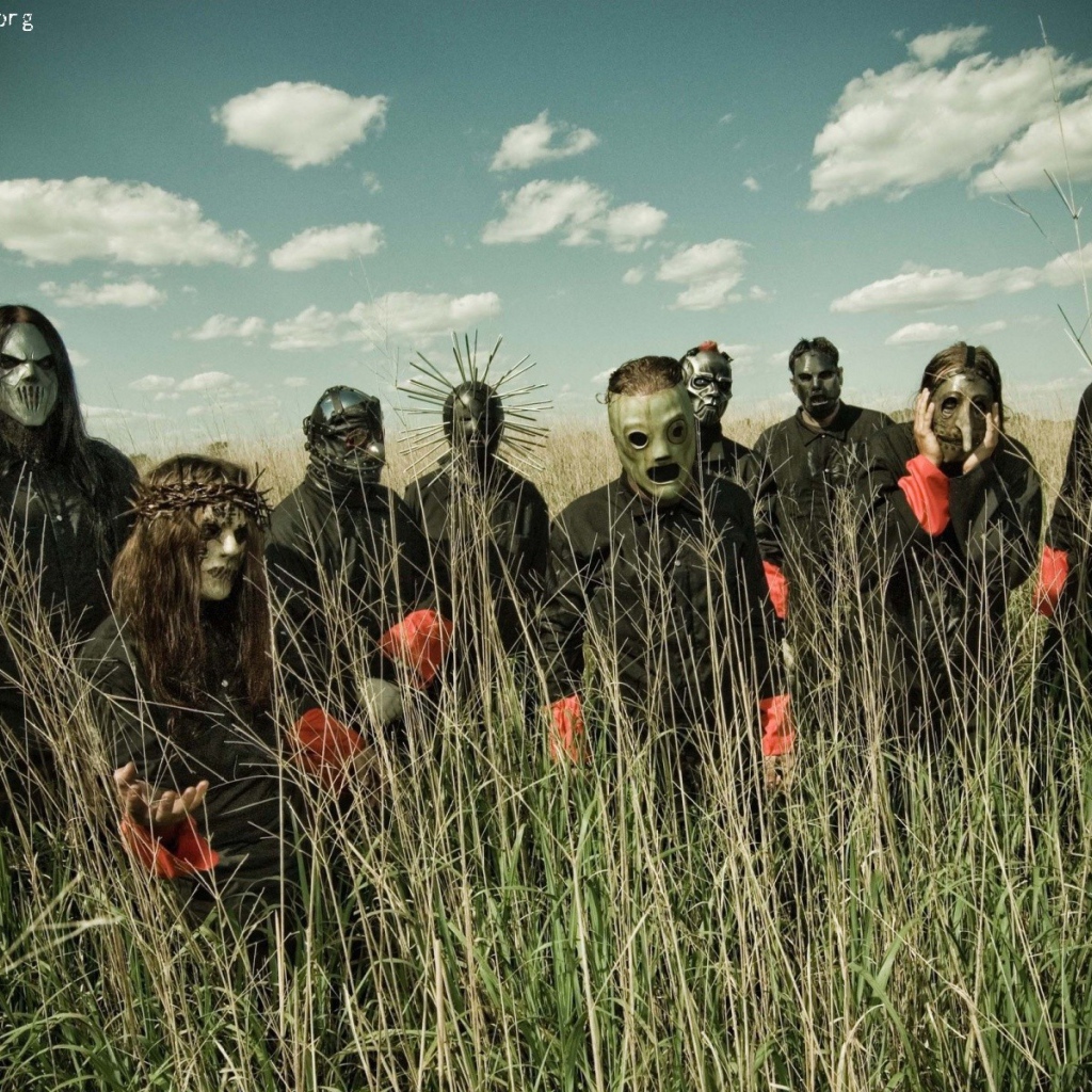 Группа Slipknot в сухой траве на поле