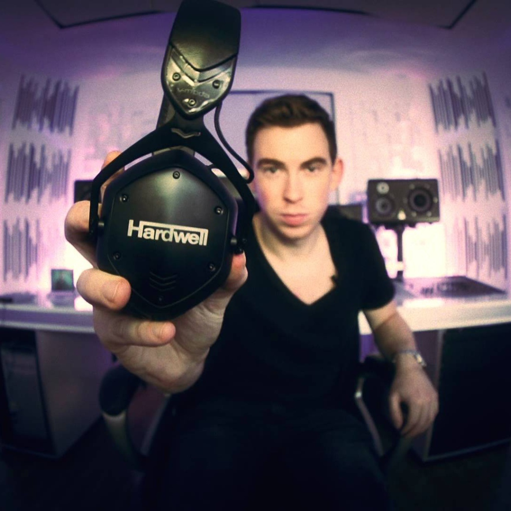 Музыкант держит в руке наушники Hardwell