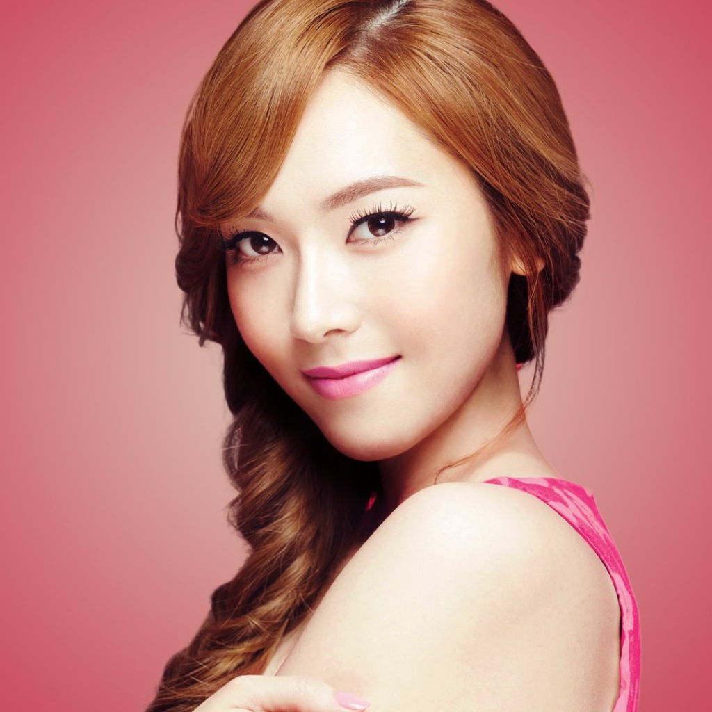 Рыжая девушка на розовом фоне, Girls’ Generation