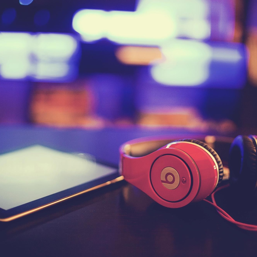 Красные наушники Beats by Dre