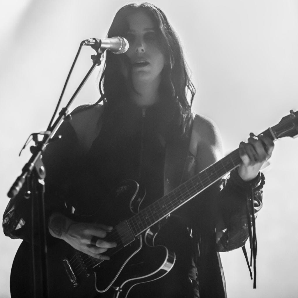 Певица Челси Вулф у микрофона