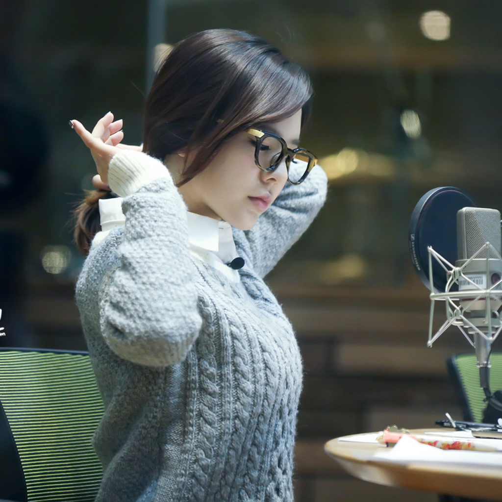 Певица у микрофона, Girls’ Generation