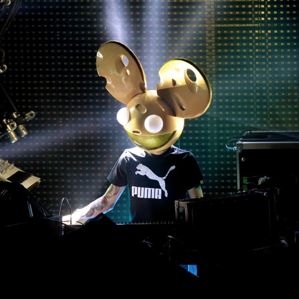 Модный канадский диджей deadmau5