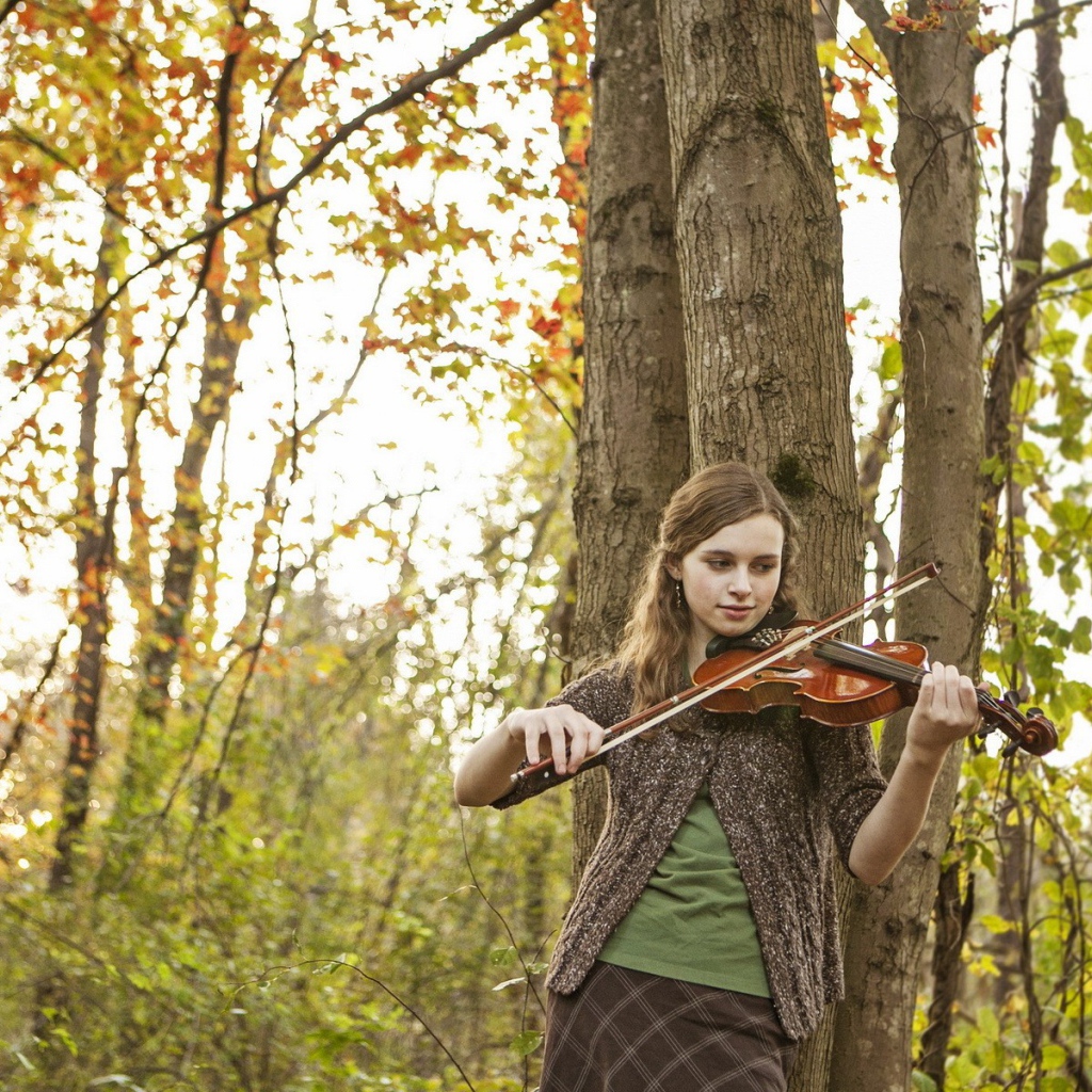 Скрипачка в осенней роще