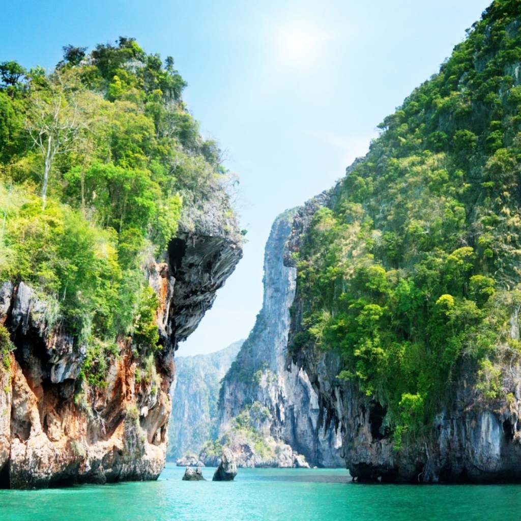 Узкий проход между мощными скалами