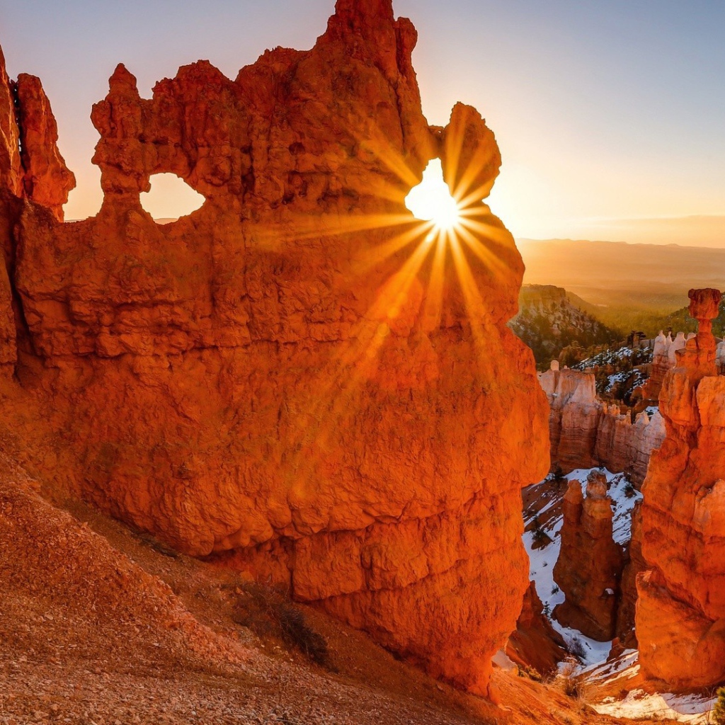 Луч солнца сквозь скалу каньона