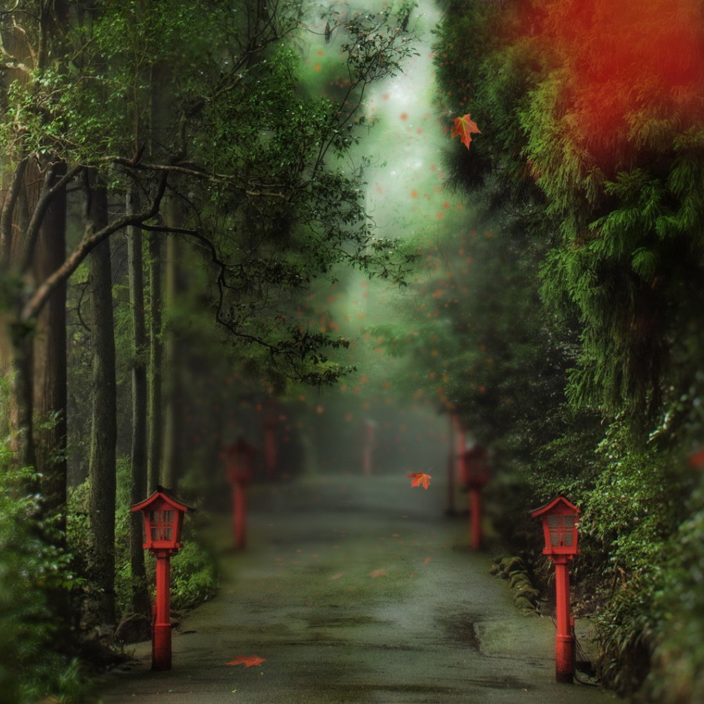 Аллея в парке с фонарями