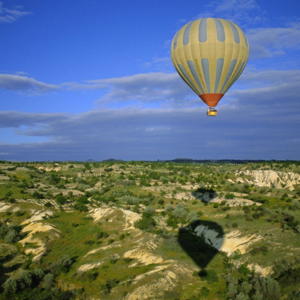Воздушный шар летит над плоскогорьем