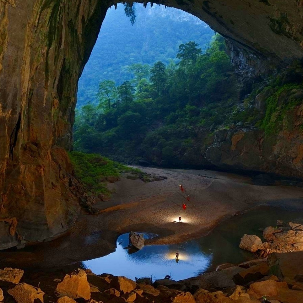 Красивая каменная пещера в джунглях