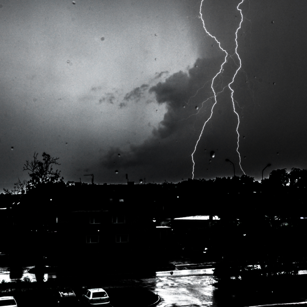 Черно белое фото грозы