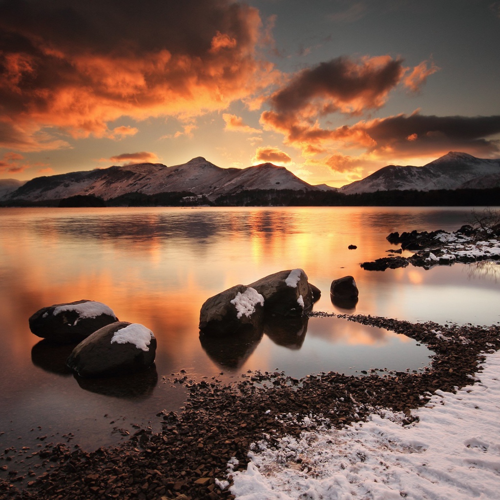 Черные камни у кромки воды
