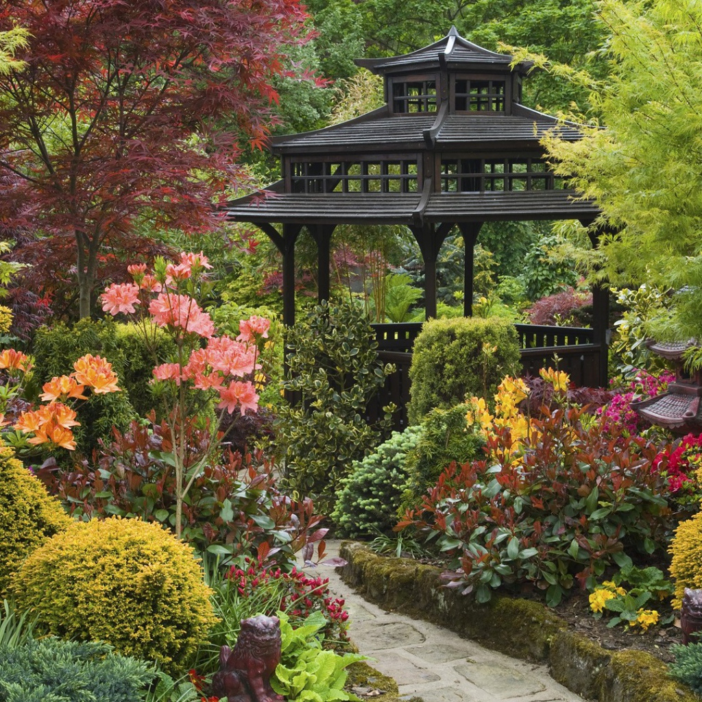 Черная деревянная беседка в японском саду