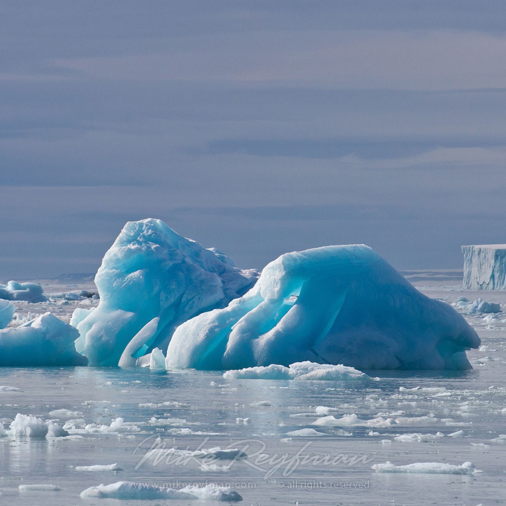 Голубой лед оторвался от ледника
