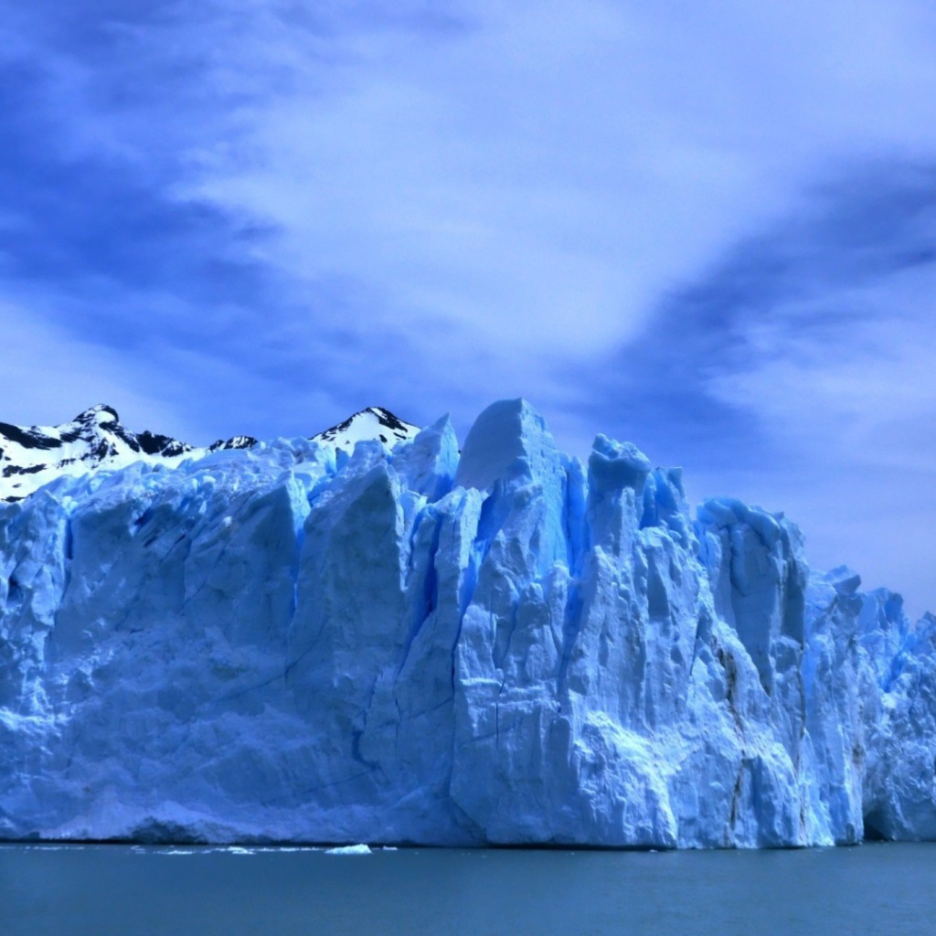 Голубой лед ледника на берегу моря