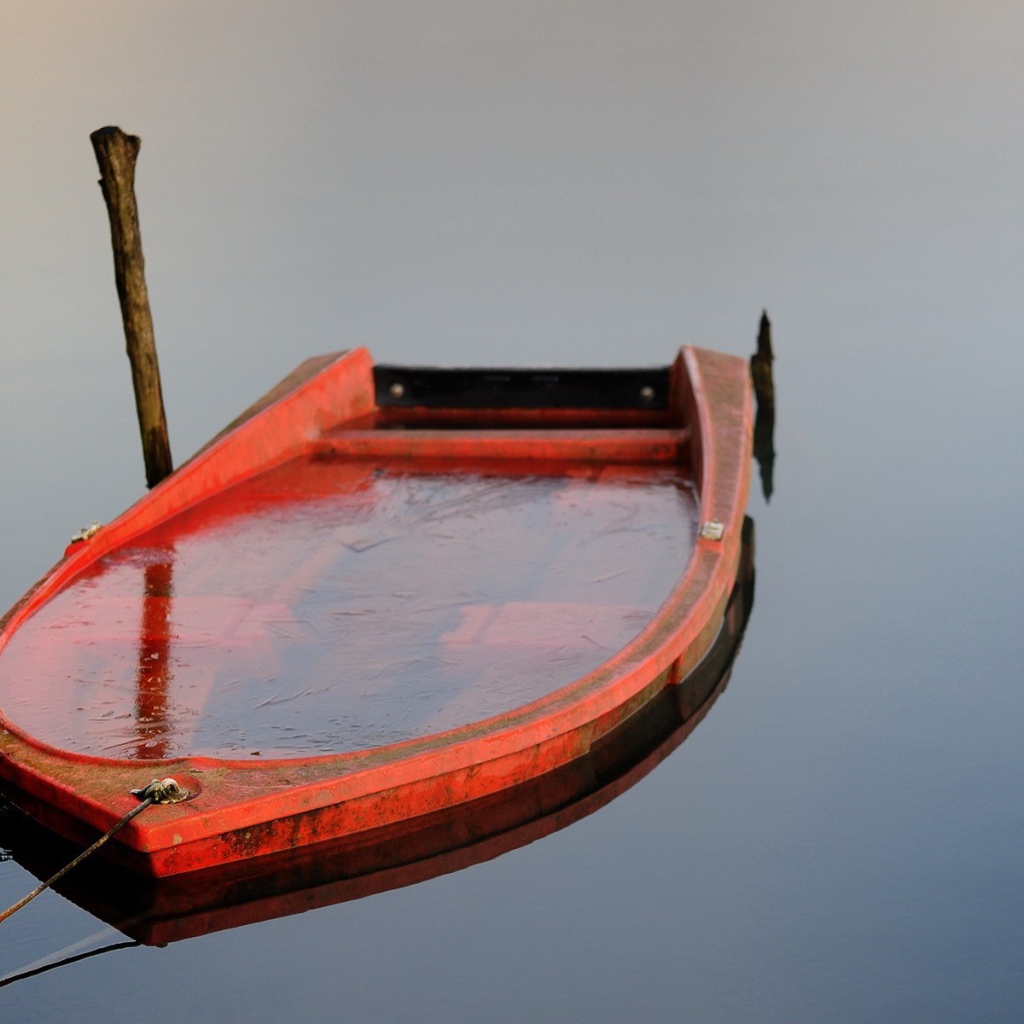 Лодку на привязи затопило водой