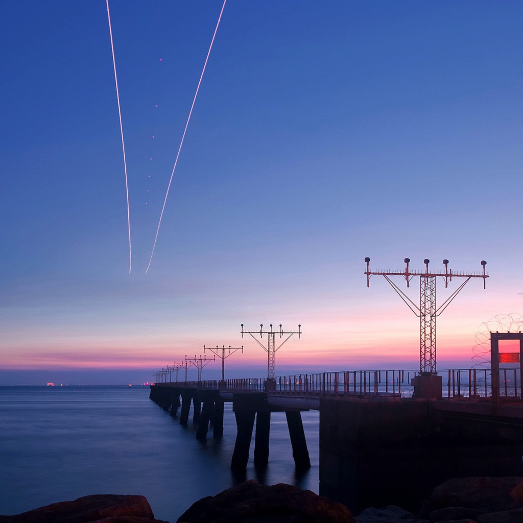 Мост с антеннами в заливе
