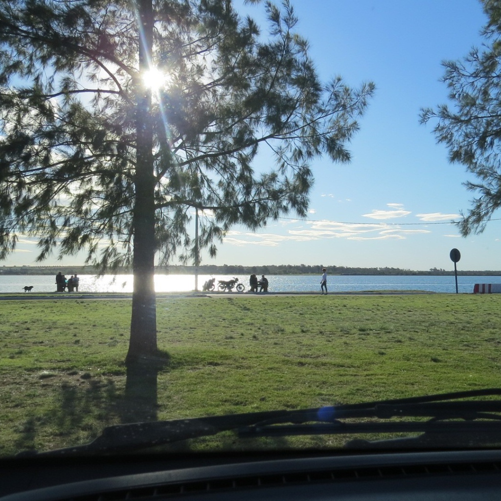 Яркое солнце на набережной